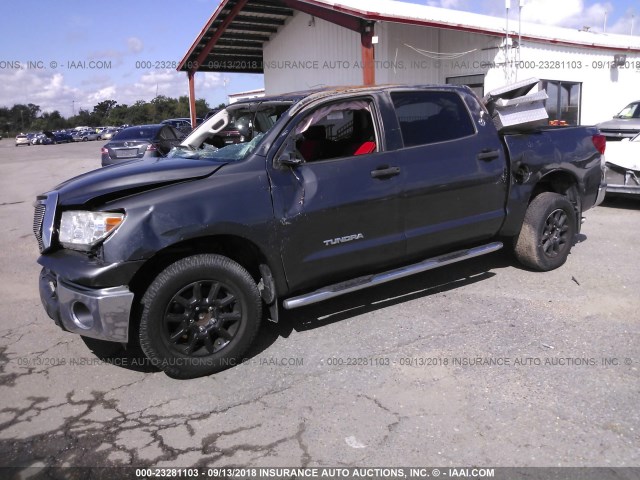 5TFEM5F12DX062682 - 2013 TOYOTA TUNDRA CREWMAX SR5 GRAY photo 2