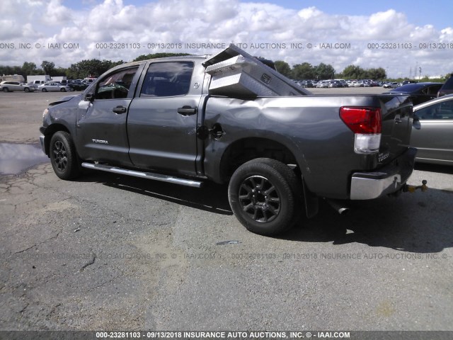 5TFEM5F12DX062682 - 2013 TOYOTA TUNDRA CREWMAX SR5 GRAY photo 3