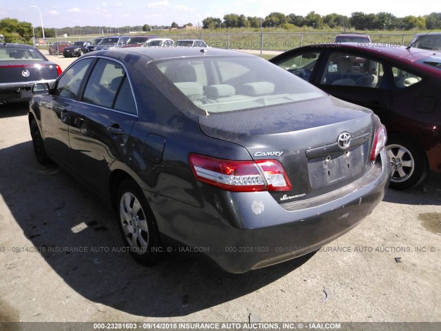 4T4BF3EK7AR028151 - 2010 TOYOTA CAMRY SE/LE/XLE ნაცრისფერი ფოტო 3