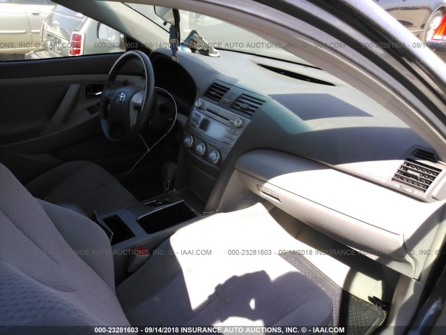 4T4BF3EK7AR028151 - 2010 TOYOTA CAMRY SE/LE/XLE ნაცრისფერი ფოტო 5