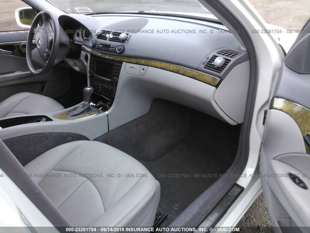 WDBUF87XX7X219159 - 2007 MERCEDES-BENZ E 350 4MATIC WHITE photo 5