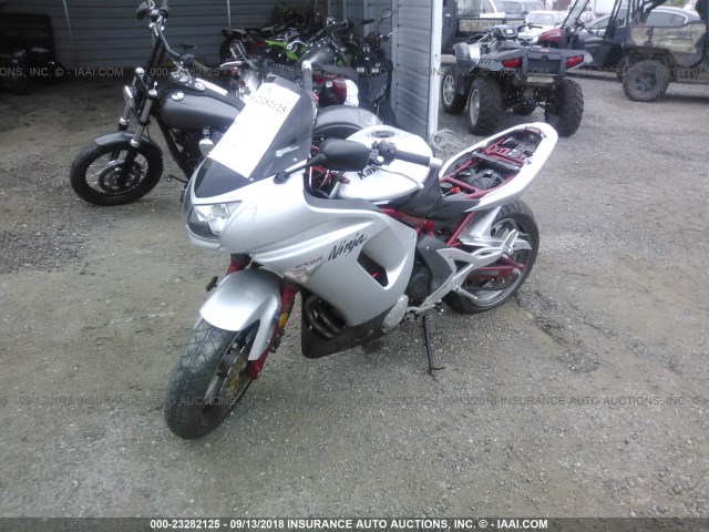 JKAEXEA196A012358 - 2006 KAWASAKI EX650 A6F SILVER photo 2