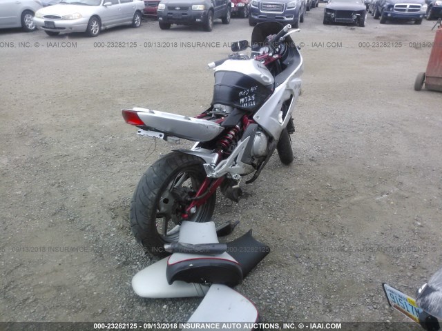 JKAEXEA196A012358 - 2006 KAWASAKI EX650 A6F SILVER photo 4