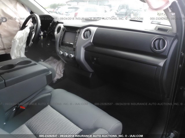 5TFRM5F16HX113494 - 2017 TOYOTA TUNDRA DOUBLE CAB SR/SR5 BLACK photo 5