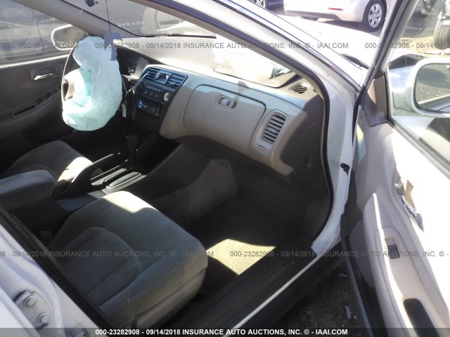 JHMCG5643XC000954 - 1999 HONDA ACCORD LX WHITE photo 5