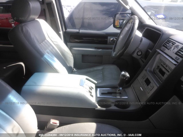 5LMFU27516LJ06338 - 2006 LINCOLN NAVIGATOR Biały zdjęcie 5