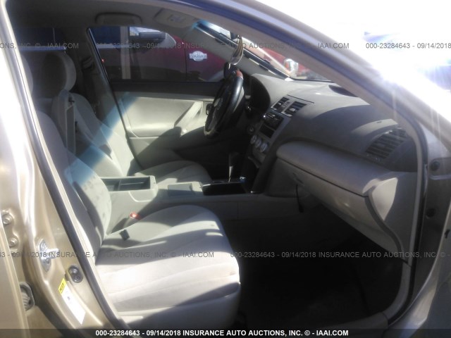 4T1BF3EK6BU677175 - 2011 TOYOTA CAMRY SE/LE/XLE 金色 照片 5