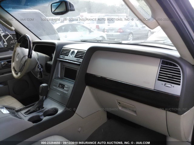 5LMFU27R74LJ03492 - 2004 LINCOLN NAVIGATOR SILVER photo 5