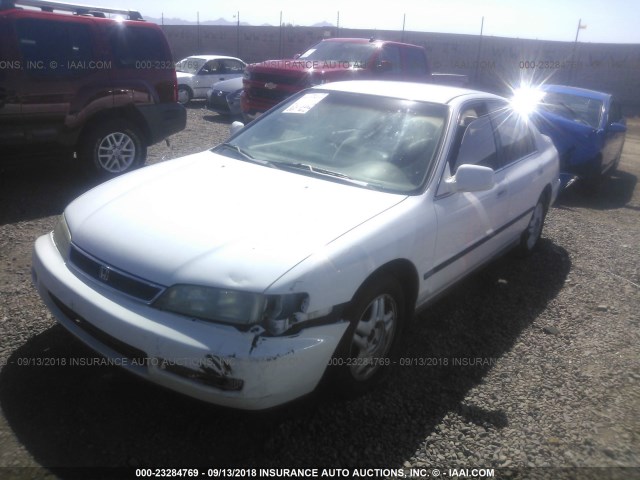 1HGCD5531TA125607 - 1996 HONDA ACCORD LX/EX WHITE photo 2