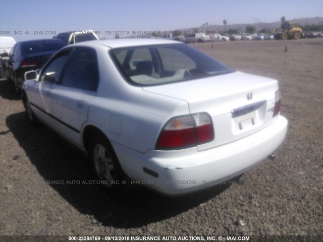 1HGCD5531TA125607 - 1996 HONDA ACCORD LX/EX WHITE photo 3