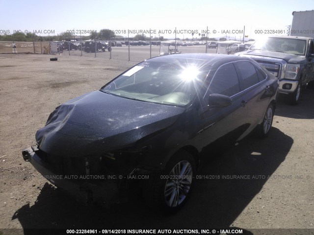4T1BF1FK7FU048873 - 2015 TOYOTA CAMRY LE/XLE/SE/XSE BLACK photo 2