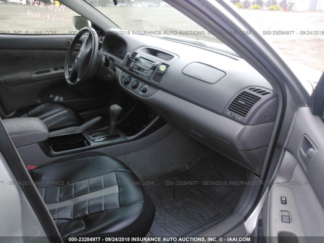 4T1BE32K43U674607 - 2003 TOYOTA CAMRY LE/XLE/SE Күміс фото 5