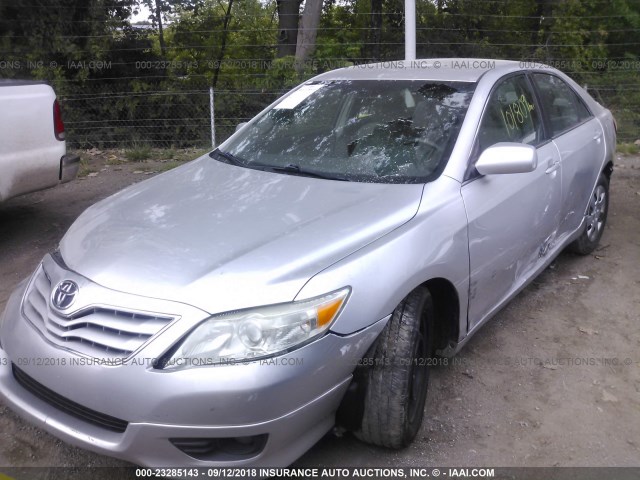 4T4BF3EK1BR123581 - 2011 TOYOTA CAMRY SE/LE/XLE SILVER photo 2