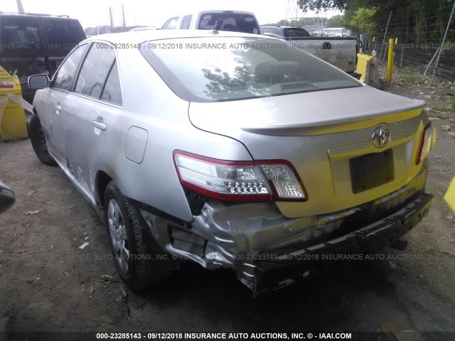 4T4BF3EK1BR123581 - 2011 TOYOTA CAMRY SE/LE/XLE SILVER photo 3