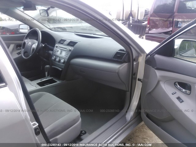 4T4BF3EK1BR123581 - 2011 TOYOTA CAMRY SE/LE/XLE SILVER photo 5