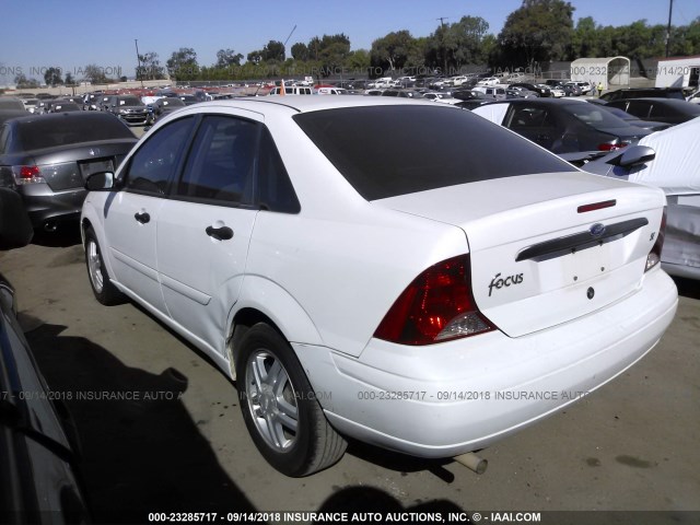 1FAFP34313W289943 - 2003 FORD FOCUS SE COMFORT/SE SPORT WHITE photo 3