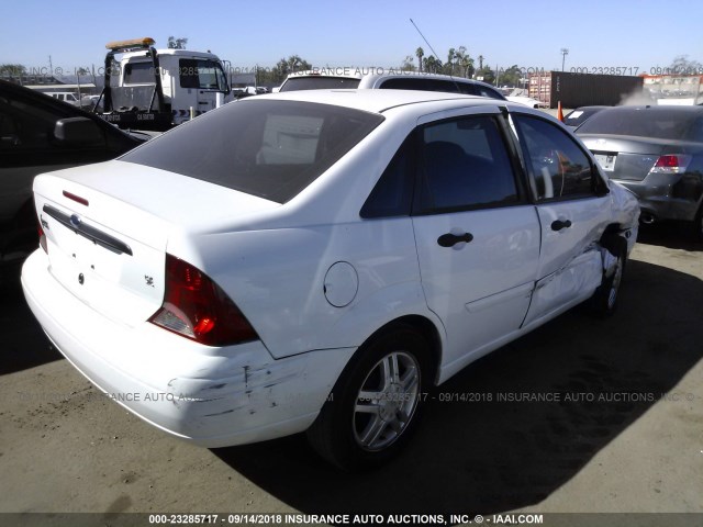 1FAFP34313W289943 - 2003 FORD FOCUS SE COMFORT/SE SPORT WHITE photo 4