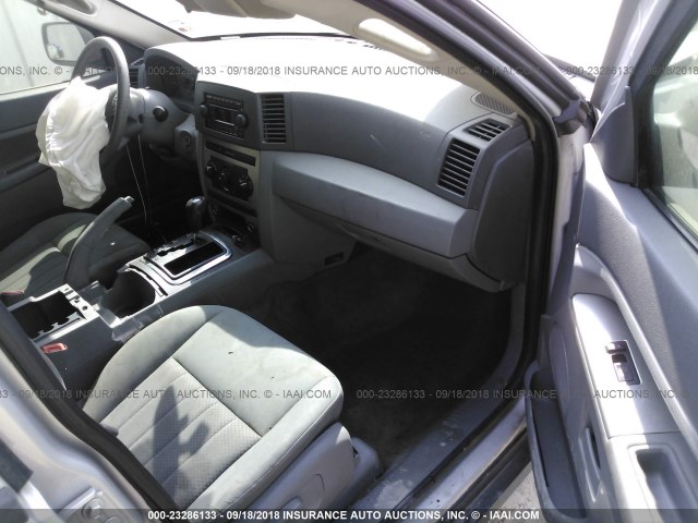 1J4GS48K15C598797 - 2005 JEEP GRAND CHEROKEE LAREDO/COLUMBIA/FREEDOM 银色 照片 5