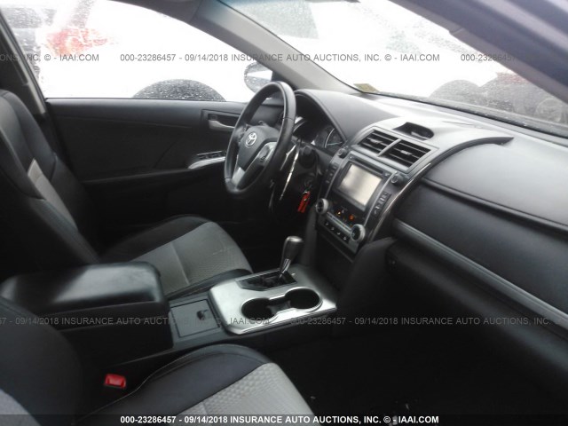 4T1BF1FK3EU809753 - 2014 TOYOTA CAMRY L/SE/LE/XLE Boz foto 5