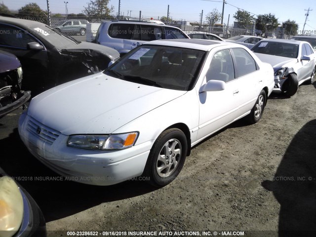 JT2BF22K3W0091199 - 1998 TOYOTA CAMRY CE/LE/XLE WHITE photo 2