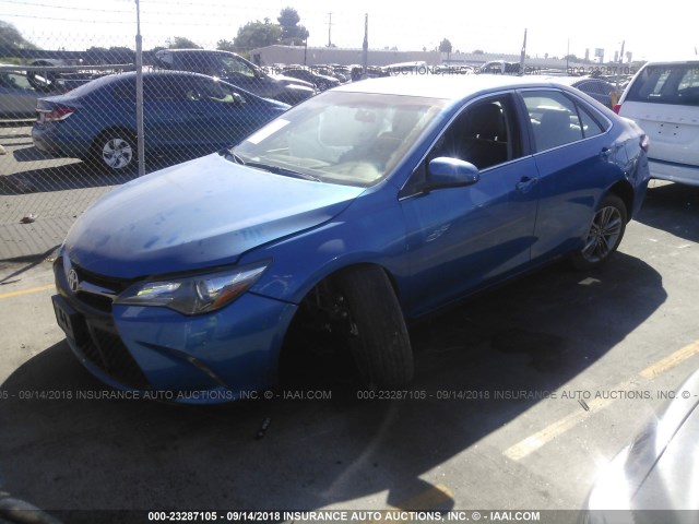 4T1BF1FK6HU702720 - 2017 TOYOTA CAMRY LE/XLE/SE/XSE 蓝色 照片 2