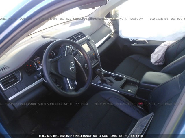4T1BF1FK6HU702720 - 2017 TOYOTA CAMRY LE/XLE/SE/XSE 蓝色 照片 5