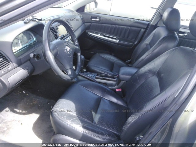 4T1BF30KX2U512253 - 2002 TOYOTA CAMRY LE/XLE/SE Сұр фото 5