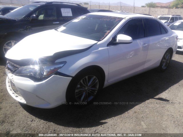 4T1BF1FK4HU271715 - 2017 TOYOTA CAMRY LE/XLE/SE/XSE 白色 照片 2
