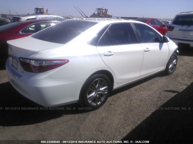 4T1BF1FK4HU271715 - 2017 TOYOTA CAMRY LE/XLE/SE/XSE 白色 照片 4