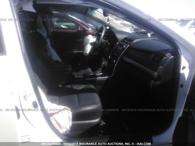 4T1BF1FK4HU271715 - 2017 TOYOTA CAMRY LE/XLE/SE/XSE 白色 照片 5