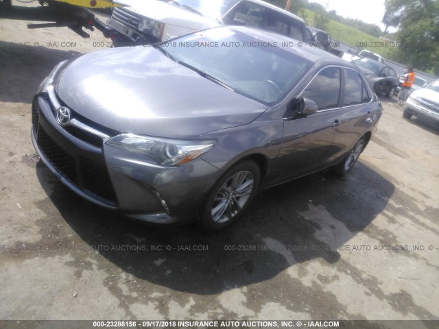 4T1BF1FK6FU483609 - 2015 TOYOTA CAMRY LE/XLE/SE/XSE 灰色 照片 2