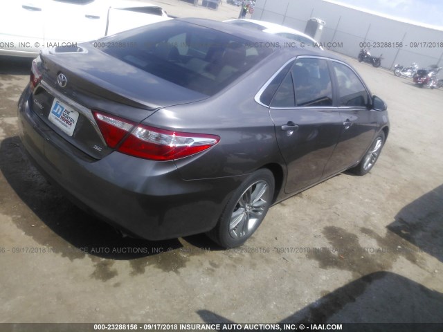 4T1BF1FK6FU483609 - 2015 TOYOTA CAMRY LE/XLE/SE/XSE 灰色 照片 4