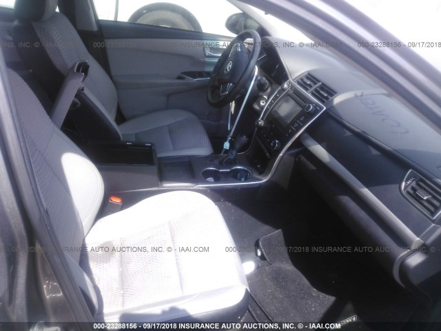 4T1BF1FK6FU483609 - 2015 TOYOTA CAMRY LE/XLE/SE/XSE 灰色 照片 5