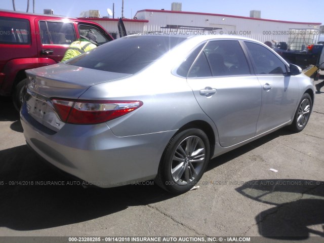 4T1BF1FK0HU363467 - 2017 TOYOTA CAMRY LE/XLE/SE/XSE 银色 照片 4
