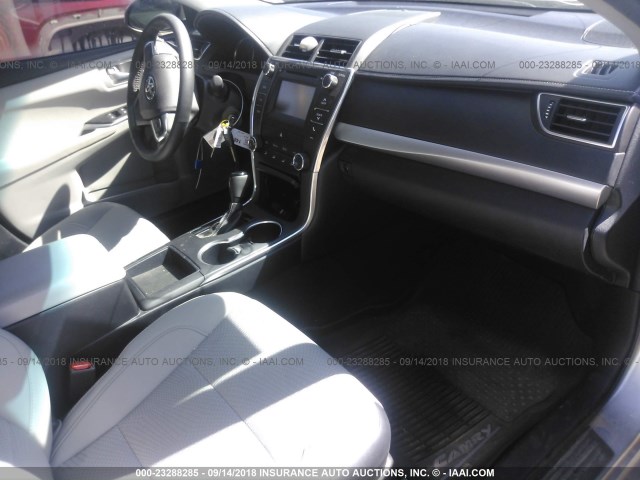 4T1BF1FK0HU363467 - 2017 TOYOTA CAMRY LE/XLE/SE/XSE 银色 照片 5