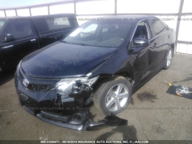 4T1BF1FKXDU709261 - 2013 TOYOTA CAMRY L/SE/LE/XLE შავი ფოტო 2