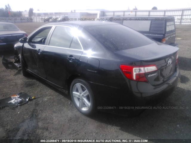 4T1BF1FKXDU709261 - 2013 TOYOTA CAMRY L/SE/LE/XLE შავი ფოტო 3