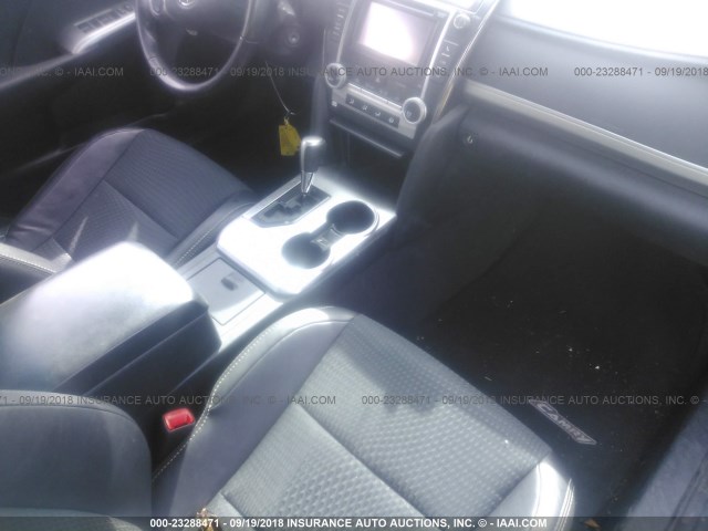 4T1BF1FKXDU709261 - 2013 TOYOTA CAMRY L/SE/LE/XLE შავი ფოტო 5
