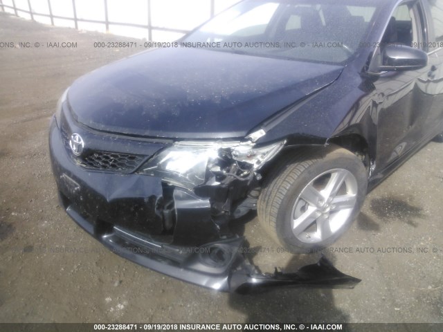 4T1BF1FKXDU709261 - 2013 TOYOTA CAMRY L/SE/LE/XLE შავი ფოტო 6