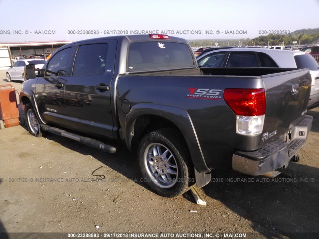 5TFDW5F10CX212681 - 2012 TOYOTA TUNDRA CREWMAX SR5 GRAY photo 3