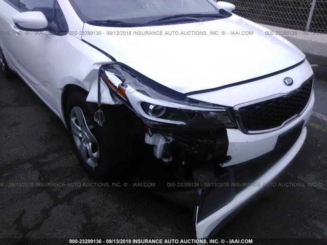 3KPFL4A76HE010149 - 2017 KIA FORTE LX/S WHITE photo 6