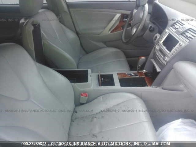 4T1BK3EK9BU627205 - 2011 TOYOTA CAMRY SE/LE/XLE ვერცხლისფერი ფოტო 5