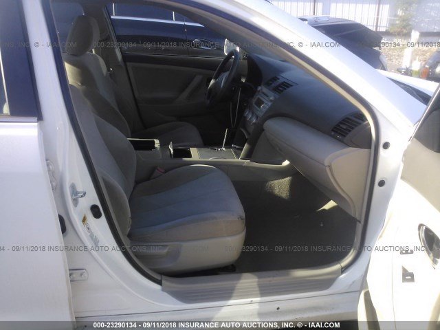 4T1BF3EK5BU601463 - 2011 TOYOTA CAMRY SE/LE/XLE თეთრი ფოტო 5