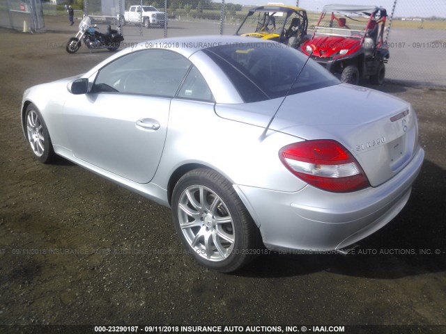 WDBWK56F05F051692 - 2005 MERCEDES-BENZ SLK 350 银色 照片 3