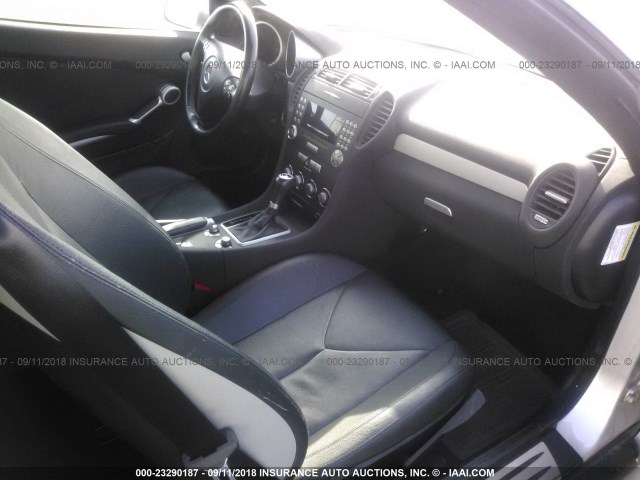 WDBWK56F05F051692 - 2005 MERCEDES-BENZ SLK 350 银色 照片 5