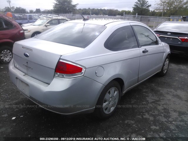 1FAHP32N88W142684 - 2008 FORD FOCUS S/SE SILVER photo 4