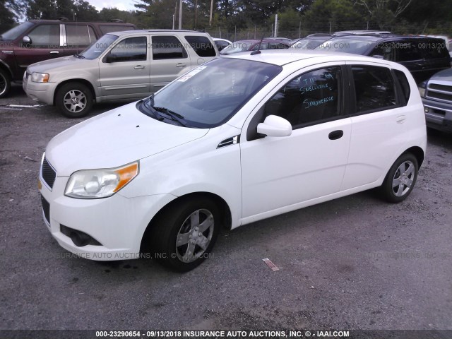 KL1TD6DE7AB048697 - 2010 CHEVROLET AVEO LS/LT WHITE photo 2