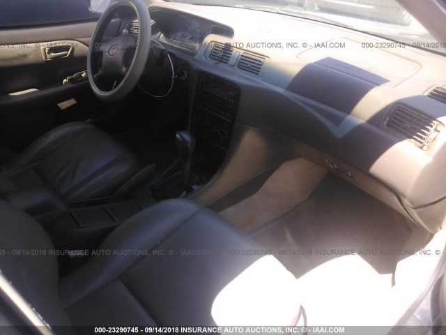 4T1BG28K6WU346539 - 1998 TOYOTA CAMRY CE/LE/XLE 蓝色 照片 5