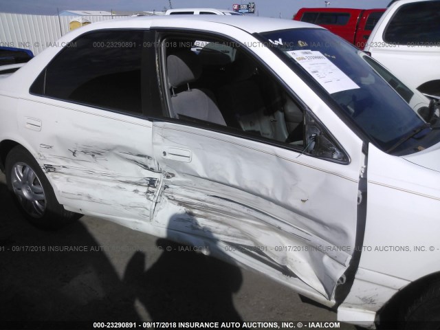 JT2BG22K2Y0429272 - 2000 TOYOTA CAMRY CE/LE/XLE 白色 照片 6