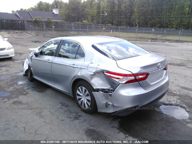 4T1B11HK4JU561101 - 2018 TOYOTA CAMRY L/LE/XLE/SE/XSE SILVER photo 3